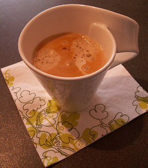 Bei Energy-Drinks kann der Koffeingehalt den einer Tasse Kaffee um ein Vielfaches übersteigen