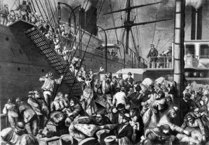 Deutsche Auswanderungswillige  im Hamburger Hafen vor einem Dampfer mit dem Ziel Amerika. Ein neues, besseres Leben war ihr Motiv. Eine neue Sprache zu lernen, war absolut zweitrangig. 