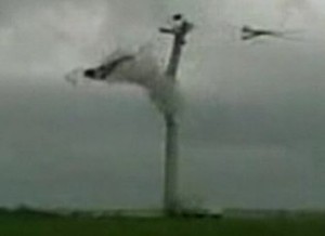 Momentaufnahme des spektakulären Auseinanderfliegens einer dänischen Windkraftanlage 2008 - beginnend mit dem Abriss eines Rotorblatts