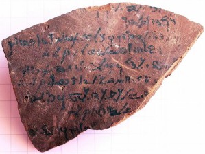 Tonscherbe aus dem Tempel Dime mit einer Abrechnung für Weizenlieferungen in demotischer Schrift 