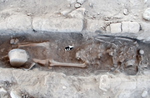 Zapoteken-Grabstätte, in der dem Bestatteten ein Oberschenkel fehlt.