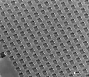 Aus solchen symmetrischen Nanostrukturen könnten in Zukunft ultraschnell Lichtprozessoren aufgebaut werden