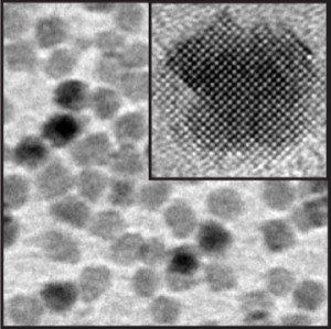 Unter dem hochauflösenden Elektronenmikrograph leuchten die Magnesiumoxid-Nanokristalle zwar nicht blau, zeigen aber ihre Form und einheitliche Größe. Im kleinen Bild ein einziger Nanokristall