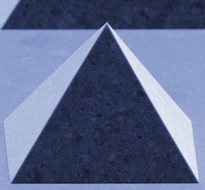 WInzige Nanopyramide auf einer extrem glatten Metallfolie