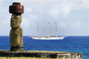 Etwa im 13. Jahrhundert begannen die Polynesier der Osterinsel, ihren alten Steinstatuen rote Hüte aufzusetzen. Warum sie das taten und wie die Hüte auf die Köpfe kamen, ist bisher noch unklar. Doch jetzt weiß man immerhin, wie die tonnenschweren Steinhüte transportiert wurden