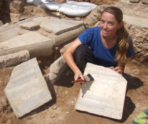 Zu dem Marmorschatz gehören auch zwei Grabplatten mit lateinischen Inschriften.