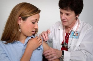 Impfung durch Injektion in den Oberarmmuskel