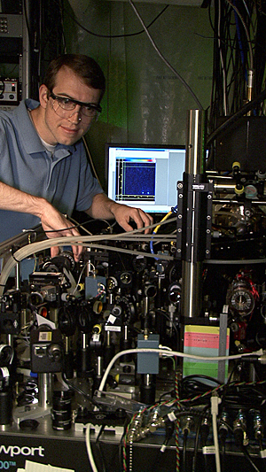 Laser, Linsen und Kühlfallen für den Quantenprozessor