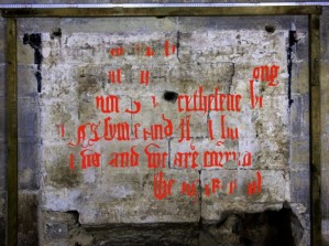 Die Inschrift hinter dem Denkmal ist nur noch blass zu erkennen. Erkennbare Striche der gebrochen Schrift haben die Forscher rot gekennzeichnet. Zu lesen ist bisher nur ein kleiner Satzanfang.