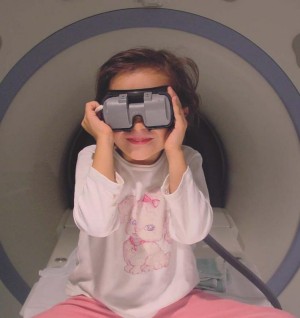 Mit funktioneller Magnetresonanz-Tomografie ließ sich die Verbesserung der Buchstabenkenntnisse der Kinder messen.