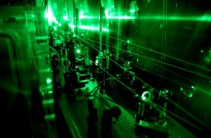 Teil der Laseranlage zur Bestimmung des Protonenradius: Infrarote Laserpulse werden in sichtbares grünes Laserlicht gewandelt.
