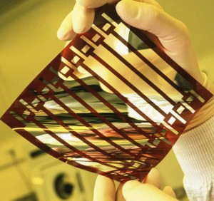 Solche biegsamen, organischen Solarzellen sollen mit pfiffigen Grenzschichten mehr Strom erzeugen