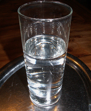 Nur etwa zwei Gläser Wasser vor dem Essen unterstützen die Gewichtsreduktion