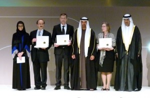 Zayed Future Energy Prize: Preisträger neben dem Kronprinz des Emirats Abu Dhabi