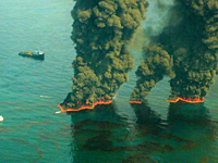 Brennende Öllachen im Golf von Mexiko nach dem 