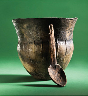 6.000 Jahre alter Kochtopf mit Holzlöffel