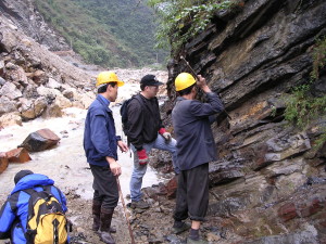 Charles Henderson (Mitte) von der University of Calgary sammelt Sediment-Proben in Shangsi, China.