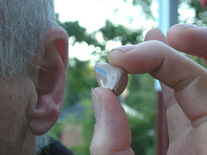 Ein Hörgerät hilft Betroffenen und könnte möglicherweise auch vor Stürzen schützen