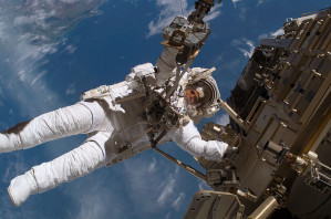 Astronaut bei Weltraumspaziergang