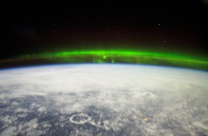 Nordlichter über Quebec, im Vordergrund der Meteoritenkrater Manicouagan, aufgenommen aus dem All von Astronauten auf der Internationalen Raumstation ISS.