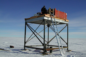 Aufbau eines Neutronenmonitors am Südpol. Insgesamt werden drei solcher Messstationen in der Antarktis betrieben sowie sechs weitere in nördlichen Breiten.