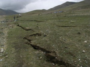 Bodenspalte nach dem Yushu-Erdbeben vom 14. April 2010, das nicht durch Fracking verursacht wurde  