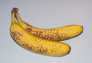 Bananen reifen nach der Ernte rasch weiter und bekommen schnell dunkle Punkte.