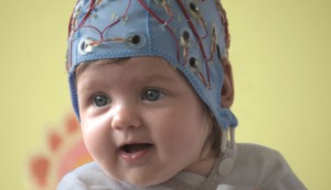 Mit dem Elektroenzephalogramm (EEG) messen, wie das Gehirn von Babys auf Sprache reagiert.