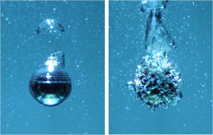 Eine stark wasserabweisende Oberfläche verringert die Blasenbildung in kochendem Wasser (links). Ohne diese Beschichtung entstehen blubbernde Blasen (rechts).
