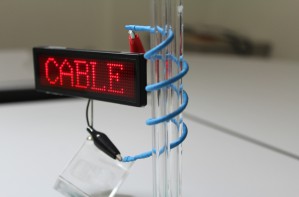 Aufgerollter Lithium-Akku liefert Strom für LED-Anzeige