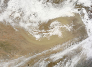 Satellitenaufnahme eines Sandsturms über der Wüste Gobi in der Mongolei
