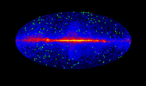Der Kosmos, wie er im Bereich der hochenergetischen Gammastrahlung leuchtet. Das helle Band in der Mitte kommt von unserer eigenen Galaxie, der Milchstraße. Die grünen Punkte zeigen die Orte der Blazare an, die für die Studie benutzt wurden.