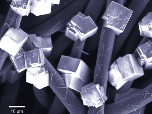 Mikroskop-Aufnahme der während der Zellentladung entstehenden, würfelförmigen Natriumsuperoxid-Partikel