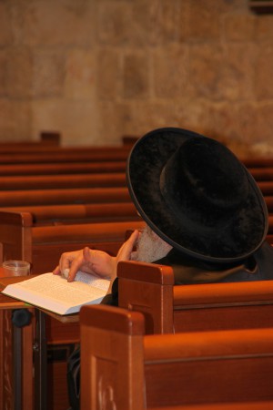 Ein jüdischer Mann beim Gebet