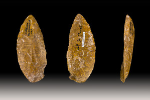 Frühes Werkzeug: Bearbeitete Klinge aus der mittleren Altsteinzeit