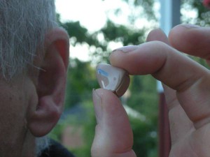 Ein Hörgerät könnte auch helfen, kognitive Fähigkeiten zu erhalten.
