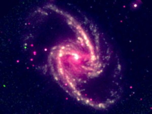 Diese kombinierte Aufnahme durch die Weltraumteleskope XMM-Newton und NuSTAR liefert die bislang besten Röntgenbilder der Galaxie NGC 1365. 