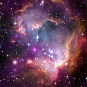 Dieses aus mehreren Aufnahmen  zusammengesetzte Bild zeigt den „Flügel“ der Kleinen Magellanschen Wolke, einer Nachbargalaxie der Milchstraße. Die Infrarotmessungen sind grün und blau, optische Aufnahmen des Hubble-Teleskops rot und Röntgenaufnahmen violett.