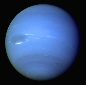Dieses vollständige Bild von Neptun ist aus mehreren Aufnahmen zusammengesetzt und entstand beim Vorbeiflug von Voyager 2. Der große dunkle Fleck auf der linken Seite rotiert in gut 18 Stunden einmal um den Planeten.