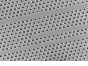 Silizium-Laser: Dank dieser winzigen Löcher (Durchmesser 130 Nanometer)  kann der Halbleiter Silizium zum Aussenden von Laserlicht angeregt werden.