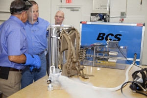 Techniker und Ingenieure überprüfen ein tragbares CryoBA-Atemgerät.