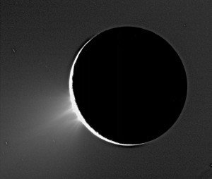 Die Eisfontänen entspringen den „Tigerstreifen“ am Südpol des Saturnmondes Enceladus.