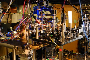 Die genaueste Atomuhr der Welt - Komplexer Aufbau aus Vakuumkammer, Lasern und Detektoren