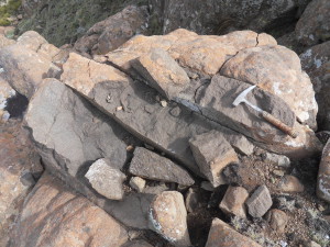 Vertikal gespaltene Felsen und eckige Brockenkanten wie diese konnten die Forscher dank der magnetischen Abweichungen auf Blitzeinschläge zurückführen.