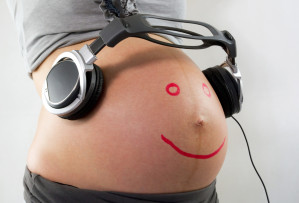 Ein Kopfhörer ist nicht nötig, damit das Ungeborene Musik im Mutterleib hört - es nimmt über den Bauch auch Musik aus dem Lautsprecher wahr, wie alle anderen Geräusche der Umwelt 