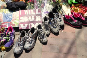 Am Mahnmal für die Opfer des Bombenanschlags in Boston liegen Blumen und Nachrichten