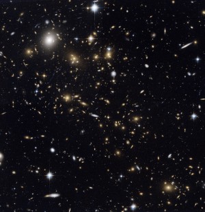 An manchen Orten im Universum treten Galaxien gehäuft auf, andere Stellen sind vergleichsweise leer. Die Astronomen konnten den typischen Abstand zwischen Galaxien nun mit bislang unerreichter Präzision bestimmen.