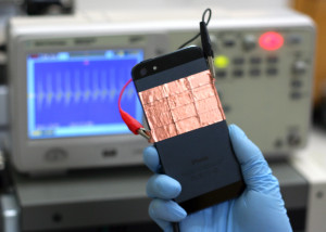 Auf der Rückseite eines typischen Smartphones brachten die Forscher für die Messungen vier ihrer parallel geschalteten Dünnfilm-Nanogeneratoren an.