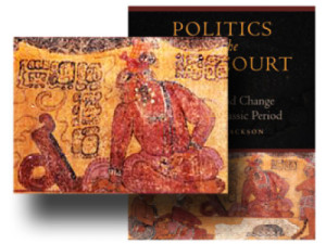Ein reich geschmückter Maya-Herrscher spricht offenbar mit seinem Spiegel – die Logogramme im Bild unterstreichen dies. Die Darstellung schmückt auch Sarah Jacksons Buch „Politics of the Maya Court“.