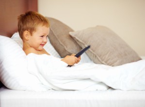 Ein Kinderzimmer ohne Fernseher kann zu einer ausreichenden Schlafdauer beitragen.